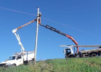 Celesc: Eletricistas trabalham há quase 110 horas para recompor o sistema elétrico em todo o Estado