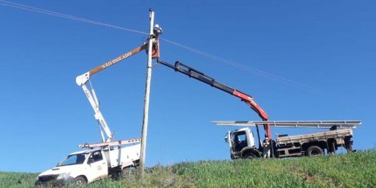 Celesc: Eletricistas trabalham há quase 110 horas para recompor o sistema elétrico em todo o Estado
