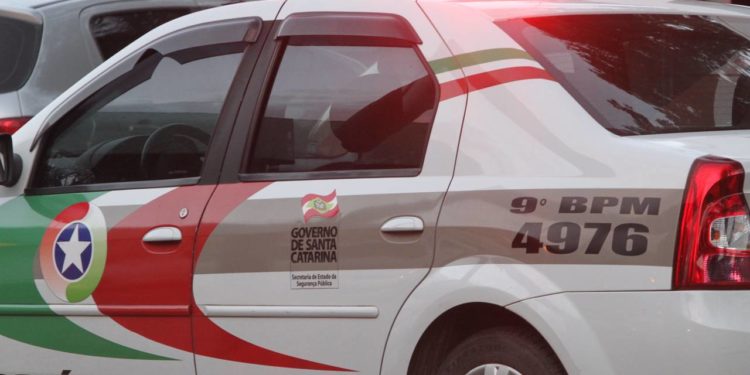 PM e PC prendem em flagrante autores de roubo poucos minutos após o crime