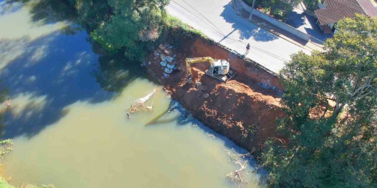 Defesa Civil inicia obras de contenção de margens de rio na João Januário Ayroso em Jaraguá do Sul