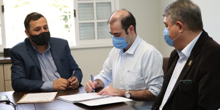 Deputado federal entrega R$ 3 milhões aos hospitais São José e Jaraguá