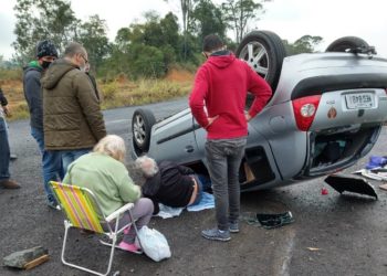Idosos ficam feridos em capotamento na BR-280, em Guaramirim
