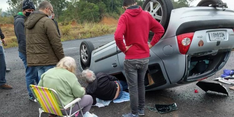 Idosos ficam feridos em capotamento na BR-280, em Guaramirim