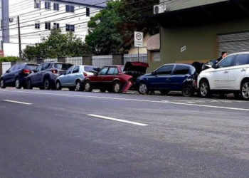 Cinco carros ficam danificados em acidente no Centro de Jaraguá do Sul
