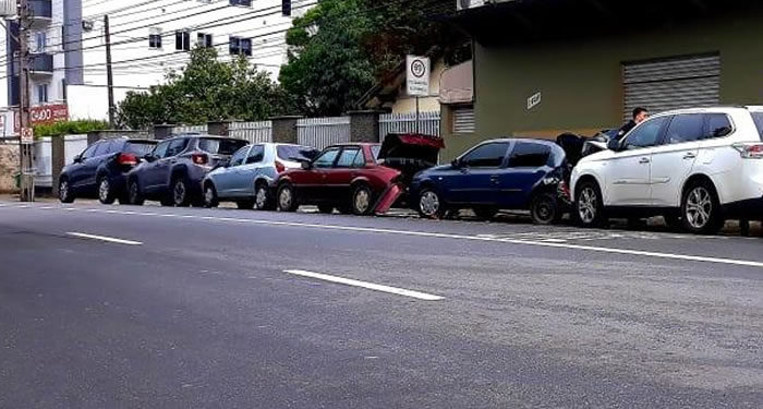 Cinco carros ficam danificados em acidente no Centro de Jaraguá do Sul