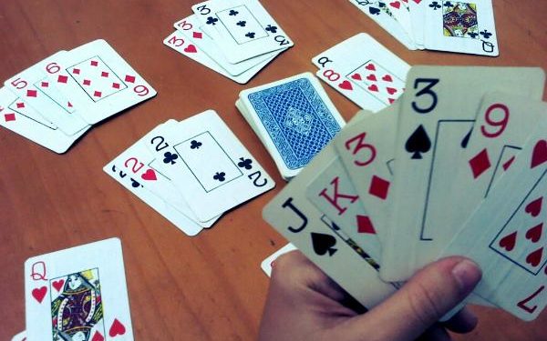 PM acaba com jogo de baralho em bar de Schroeder