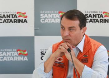 “Lamento a decisão”, afirma governador após receber processo de impeachment