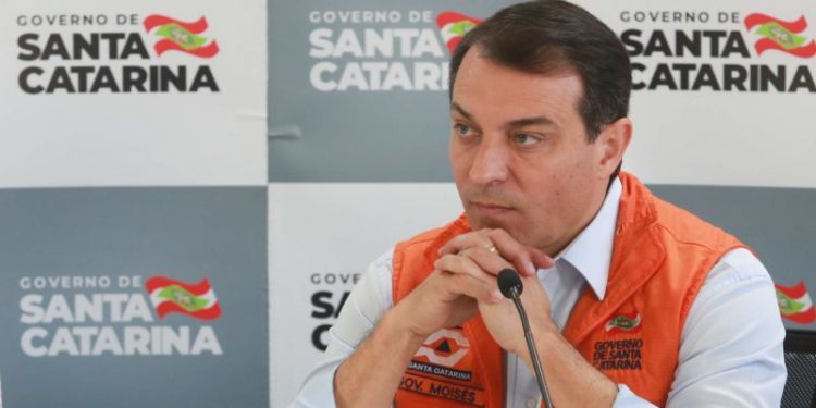 “Lamento a decisão”, afirma governador após receber processo de impeachment