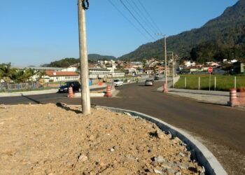 Rotatória de acesso à Via Verde, em Jaraguá, está perto de ser concluída