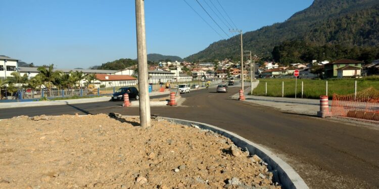 Rotatória de acesso à Via Verde, em Jaraguá, está perto de ser concluída
