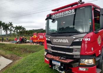 Capotamento deixa três pessoas feridas em Guaramirim