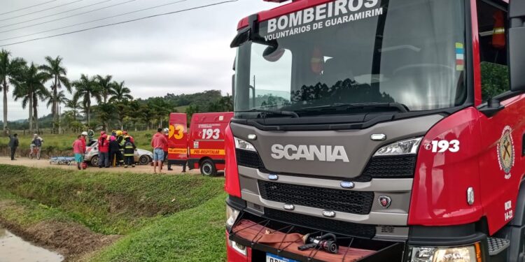 Capotamento deixa três pessoas feridas em Guaramirim