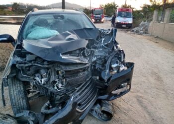 Motorista fica ferido após colidir carro contra muro em Guaramirim