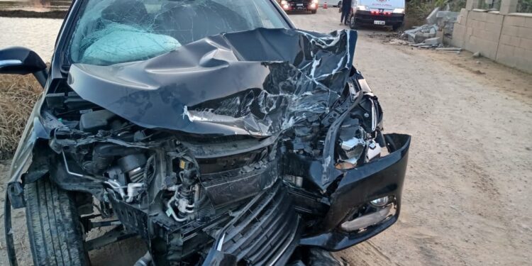 Motorista fica ferido após colidir carro contra muro em Guaramirim