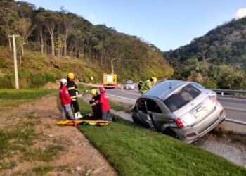 Mulher fica ferida após saída de pista na SC-108, em Guaramirim