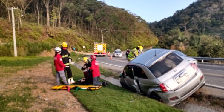 Mulher fica ferida após saída de pista na SC-108, em Guaramirim