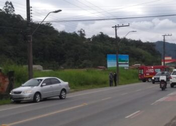 Acidente envolvendo carro e moto deixa um homem ferido em Jaraguá do Sul