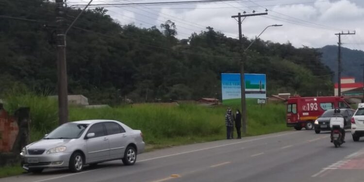 Acidente envolvendo carro e moto deixa um homem ferido em Jaraguá do Sul