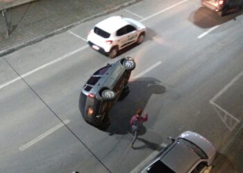 [Vídeo] Carro capota no Centro de Guaramirim