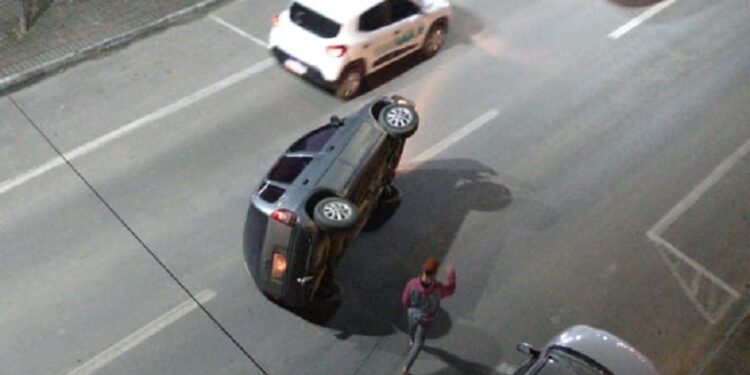 [Vídeo] Carro capota no Centro de Guaramirim