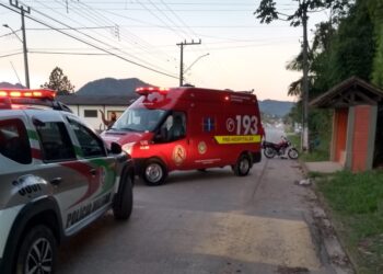 Acidente entre moto e trator deixa uma mulher ferida em Schroeder