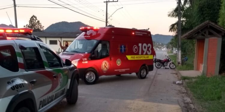 Acidente entre moto e trator deixa uma mulher ferida em Schroeder