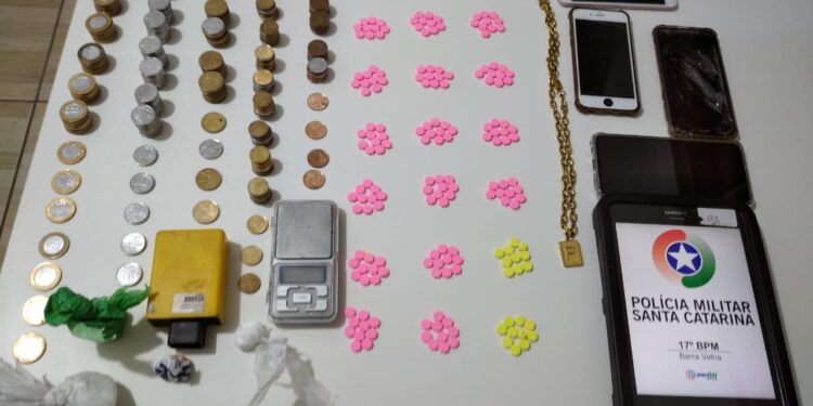 PM prende cinco envolvidos no tráfico de drogas e recupera carro roubado em Barra Velha