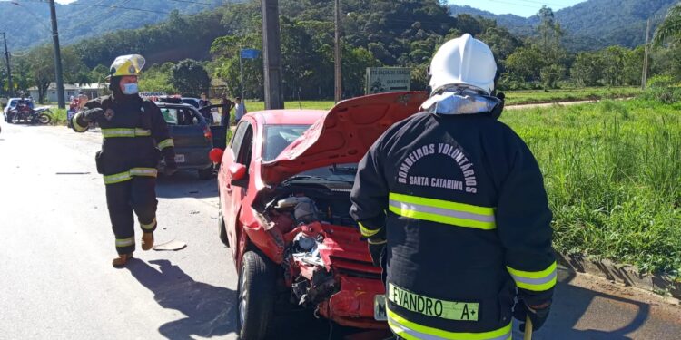 Duas pessoas ficam feridas em acidente em Schroeder