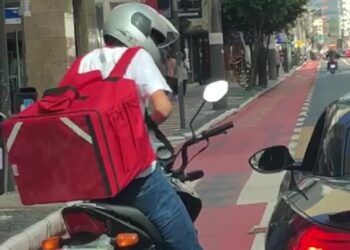 [Vídeo] Homem é flagrado assaltando motorista durante o dia em Balneário Camboriú