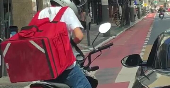 [Vídeo] Homem é flagrado assaltando motorista durante o dia em Balneário Camboriú