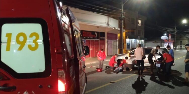 [Vídeo] Acidente envolvendo moto e carro é registrado no Centro de Jaraguá do Sul