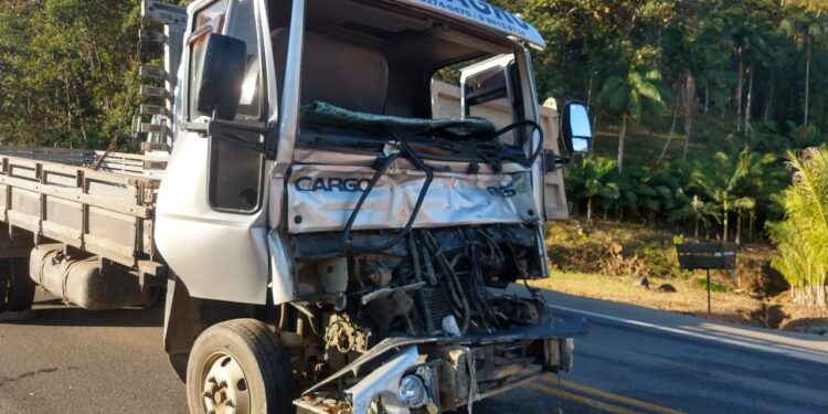 Acidente envolvendo dois caminhões deixa um ferido em Guaramirim