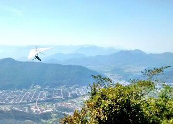 Homem tem queda de seis metros de altura com asa-delta em Jaraguá do Sul