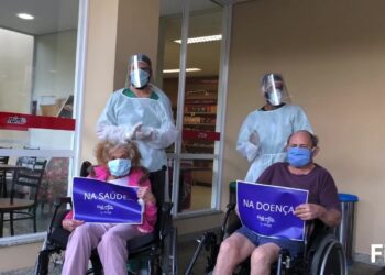 [Vídeo] Casal com mais de 90 anos ganha alta após recuperação de coronavírus em Jaraguá do Sul
