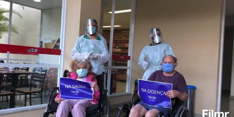 [Vídeo] Casal com mais de 90 anos ganha alta após recuperação de coronavírus em Jaraguá do Sul