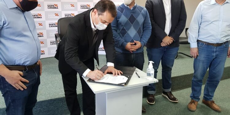 Governador assina licitação de obras de arte da BR-280 em Guaramirim