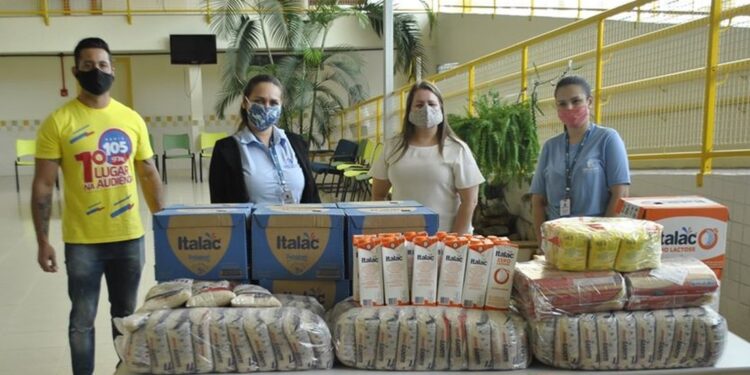 Rancho Bom Supermercados entrega doação de alimentos para a Apae de Guaramirim