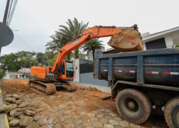 Ruas do Centro de Jaraguá do Sul passam por recape e limpeza de tubulação