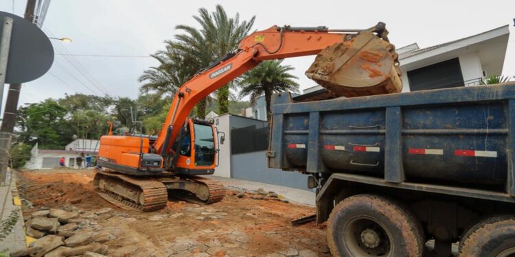 Ruas do Centro de Jaraguá do Sul passam por recape e limpeza de tubulação