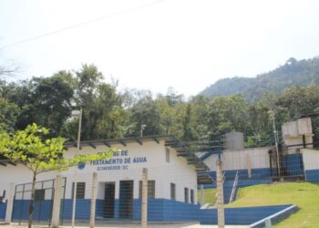 Adutora da Estrada Bracinho rompe e água pode ficar com presença de barro em Schroeder