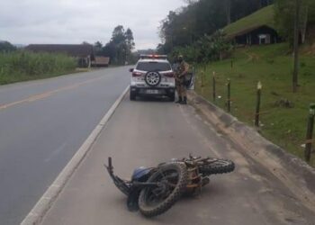 Motociclista é preso por desobediência e direção perigosa em Jaraguá do Sul