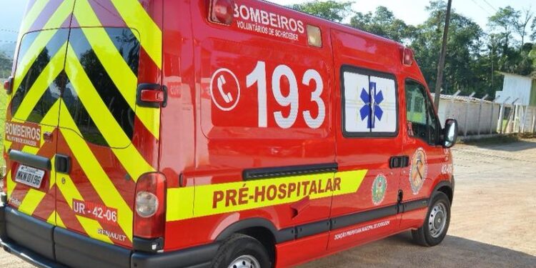 Homem sofre semi-amputação de um dedo em acidente em Schroeder