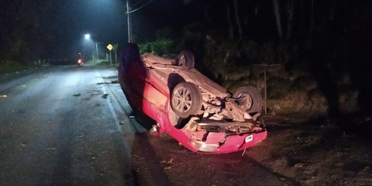 Carro capota em Schroeder