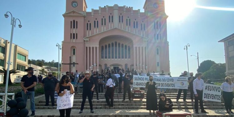 [VÍDEO] Mais de 250 pessoas participam de manifestação pelo retorno dos eventos em Jaraguá do Sul e região
