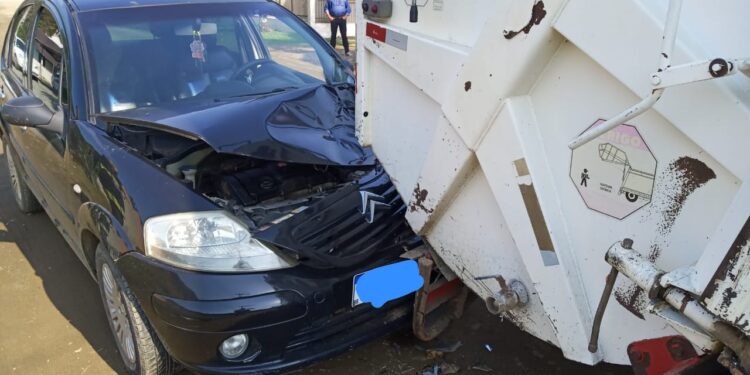 Coletor fica ferido após carro bater em caminhão de lixo em Schroeder