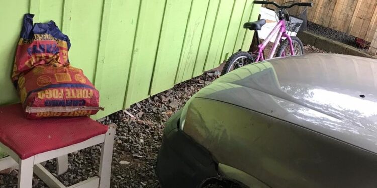 Criança de oito anos fica ferida após ser prensada por carro em Schroeder