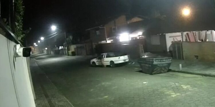 [Vídeo] Jaraguaense pede ajuda para recuperar carro furtado em Penha