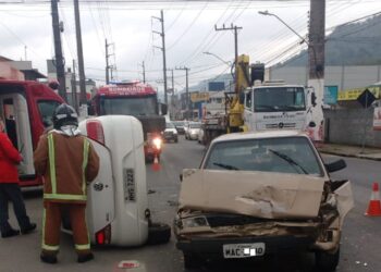 Carro capota após acidente em Jaraguá do Sul
