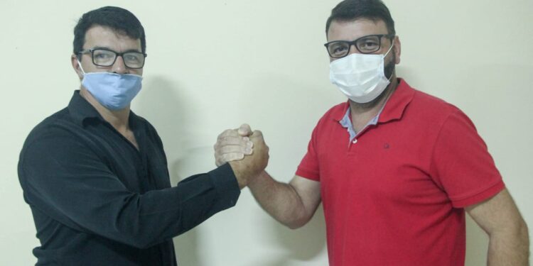 Prefeito de São João do Itaperiú confirma candidatura à reeleição