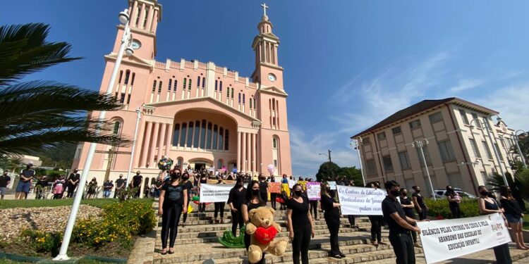 [Vídeo] Manifestação reúne profissionais da rede particular de ensino em Jaraguá do Sul